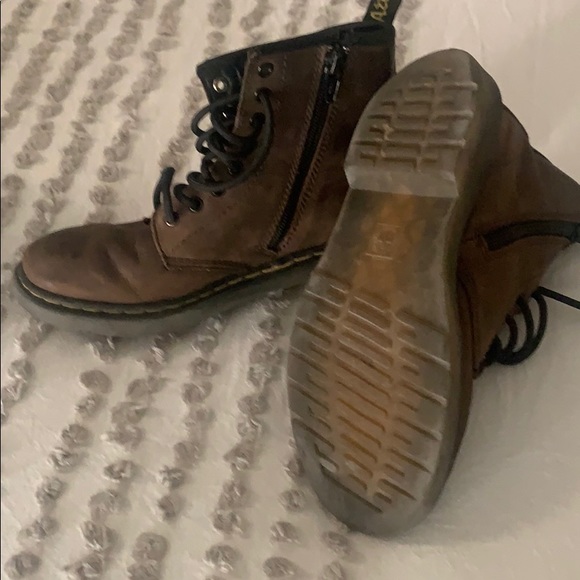 Kids Dr Martens brown SIZE 2 - Picture 3 of 3